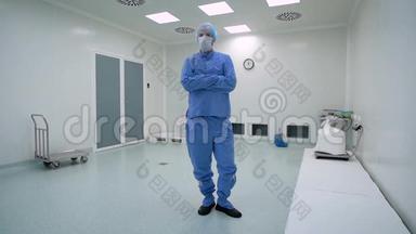 一个在洁净室工作的人，制药企业。 穿着防护服、手套、眼镜和口罩的专家。